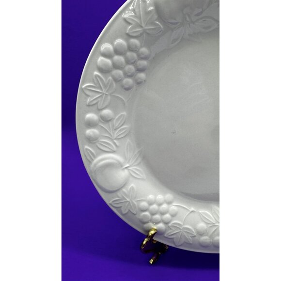 Vtg Gibson China White Embossed Raised Fruit Chop Plate/Serving Platter 12" Dia. - Picture 4 of 8